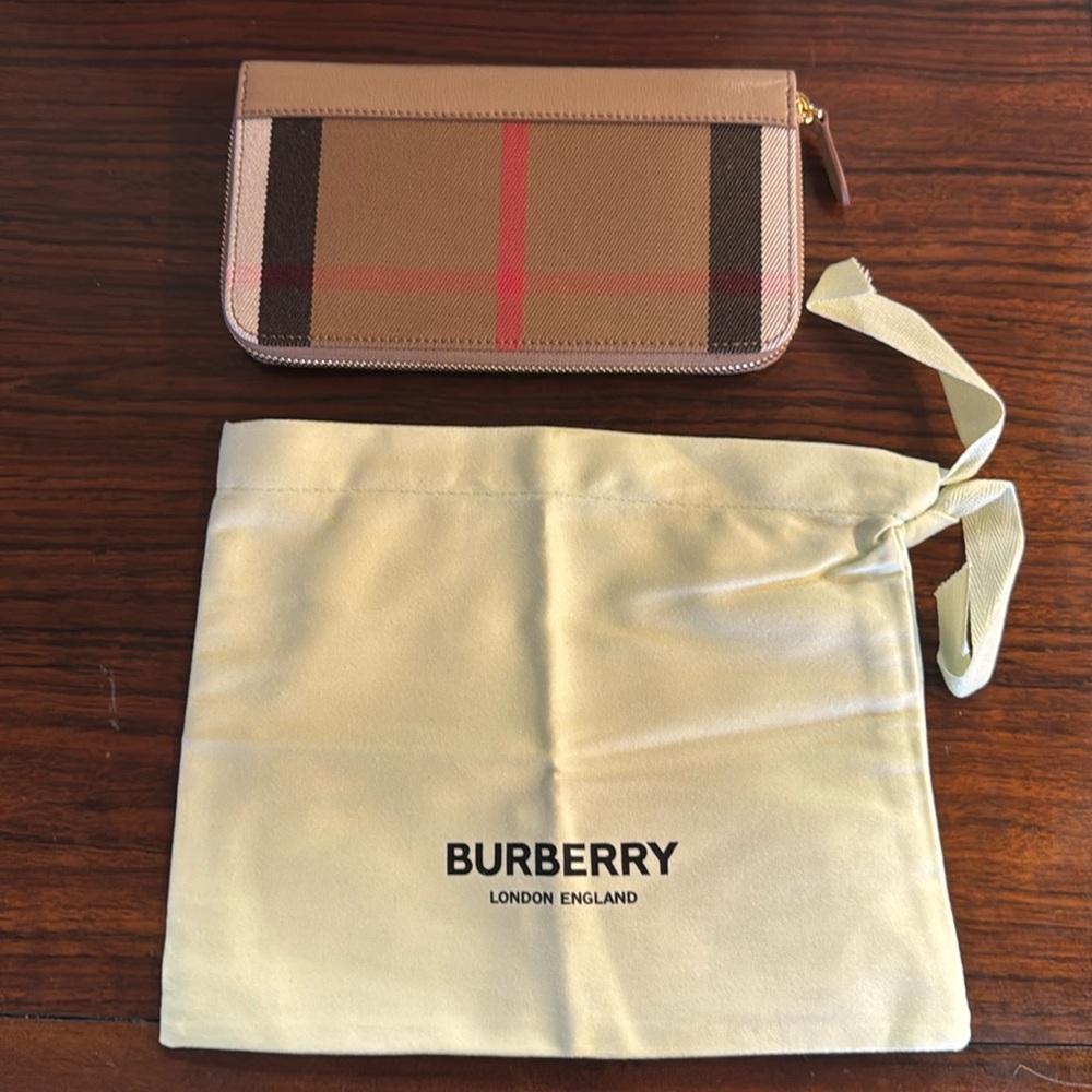 Burberry zippy wallet, new with tags.